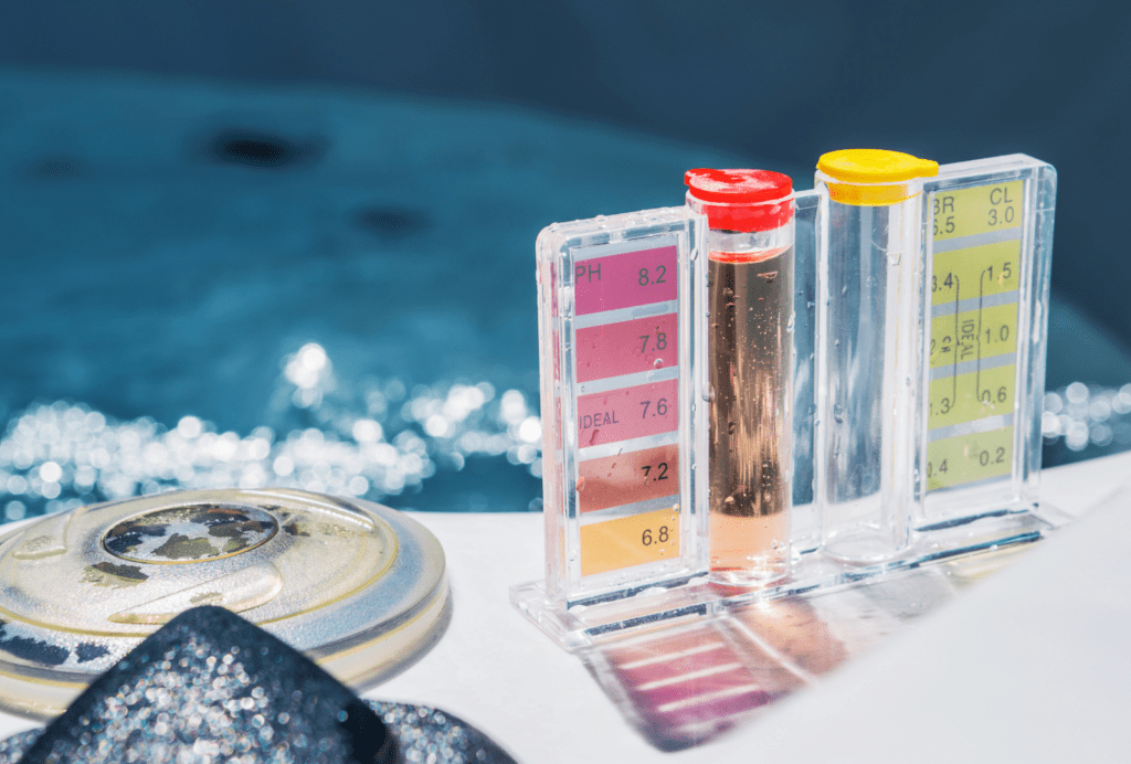 Kit de test pour piscine mesurant le pH et le taux de chlore avec un spa en arrière-plan
